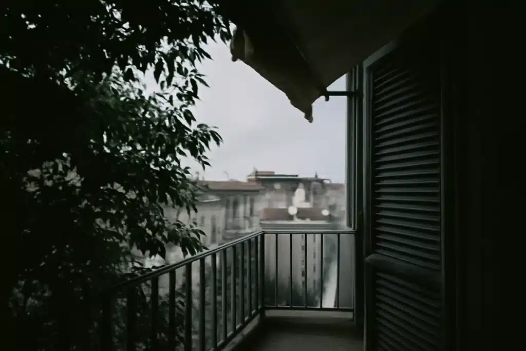 Comment choisir un logement face aux canicules : climatisation, volets, arbres ?