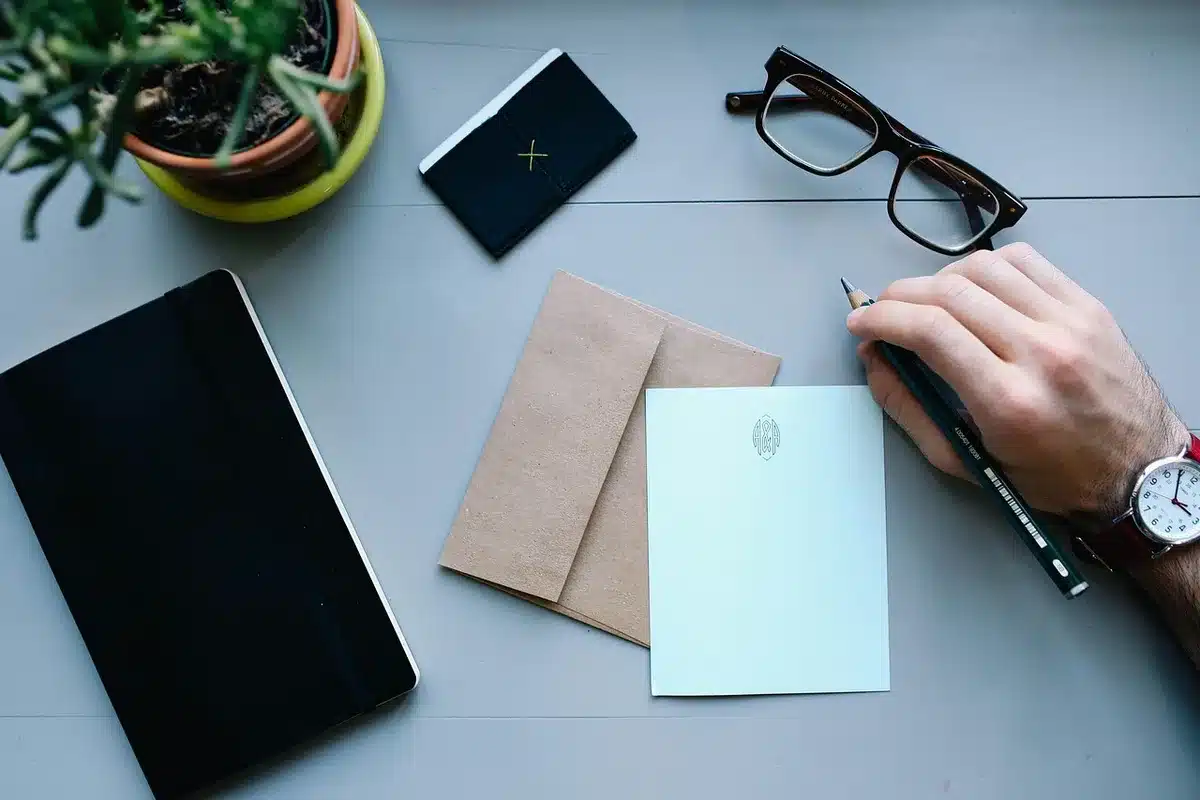 Calculatrice, feuilles de budget et notes sur un bureau pour évaluer la réalité financière