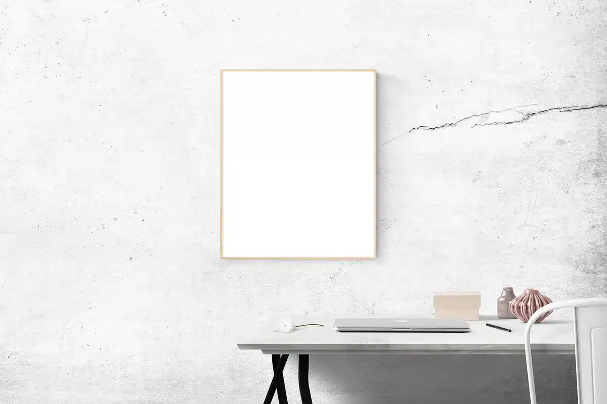 Personne travaillant sur la définition d'une identité de contenu avec notes et moodboard