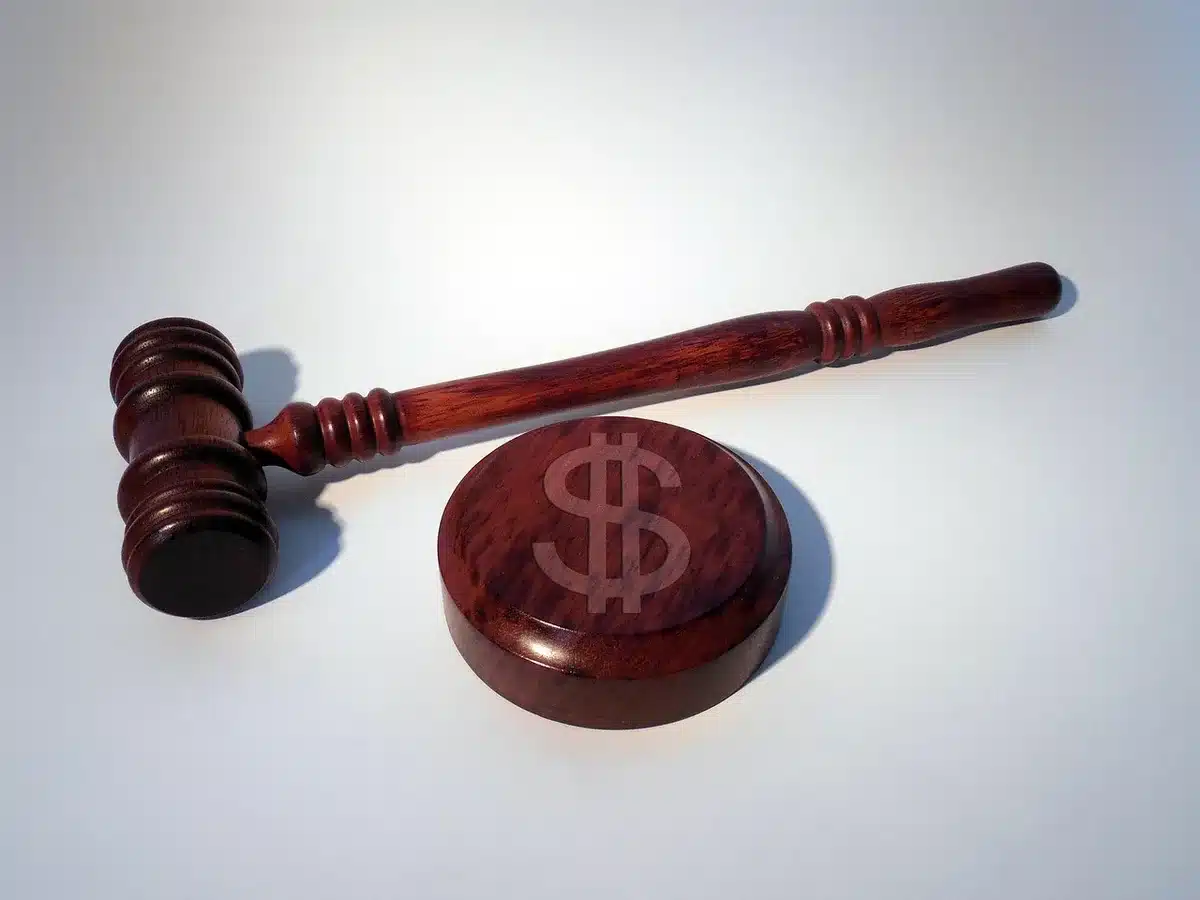 Symbole d'alerte ou d'avertissement légal concernant les sanctions
