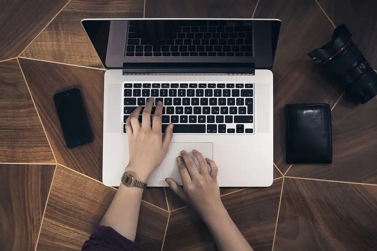 Espace de travail de freelance en journée avec ordinateur et notes