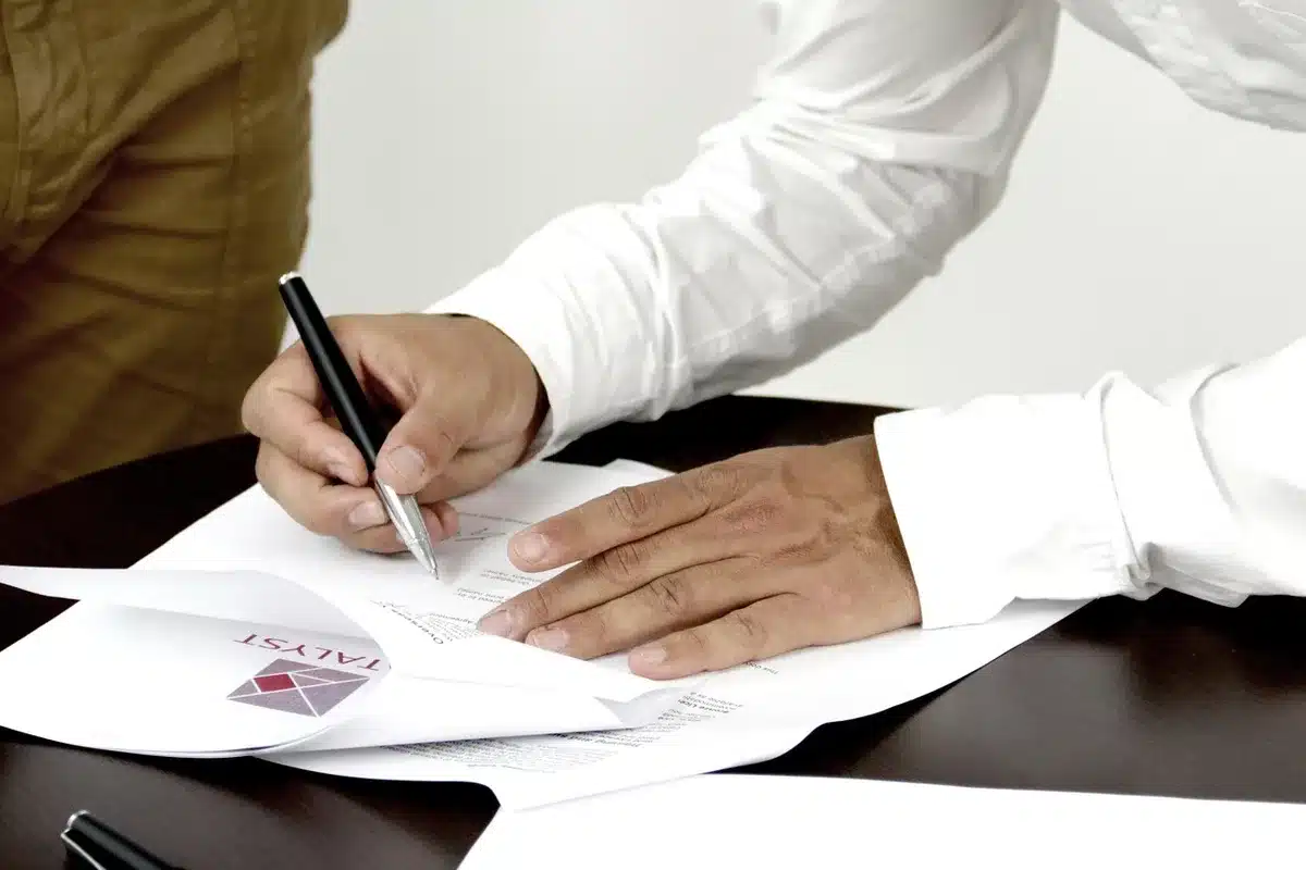 Contrat de location posé sur une table avec calculatrice et stylo