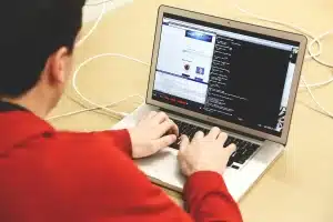 Espace de travail de freelance avec un ordinateur portable et une interface IA affichée à l'écran