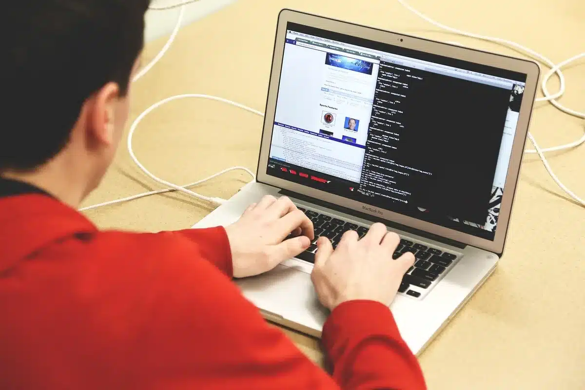 Espace de travail de freelance avec un ordinateur portable et une interface IA affichée à l'écran
