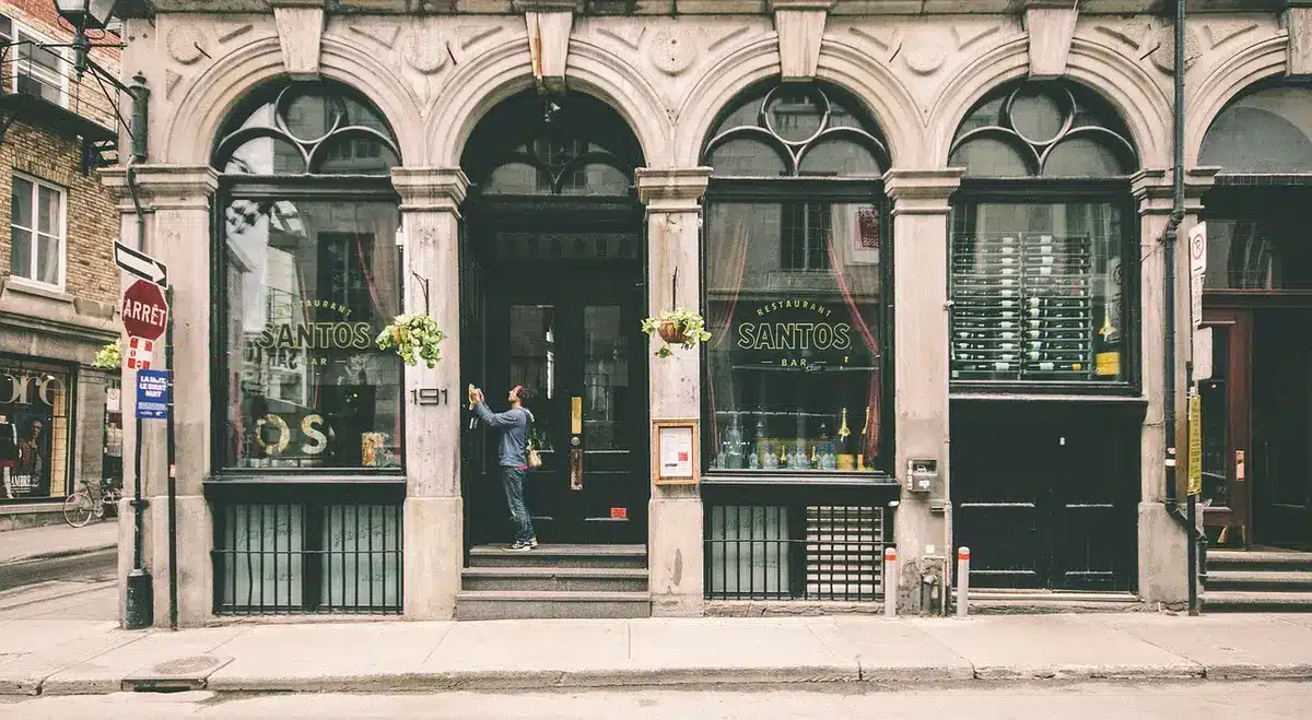 Immeubles anciens en centre-ville avec commerces au rez-de-chaussée