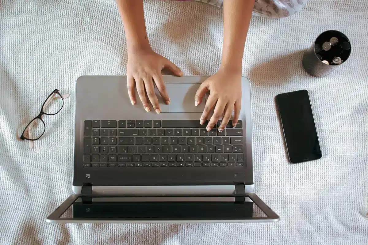 Devis de rénovation posés sur un bureau avec stylo et calculatrice