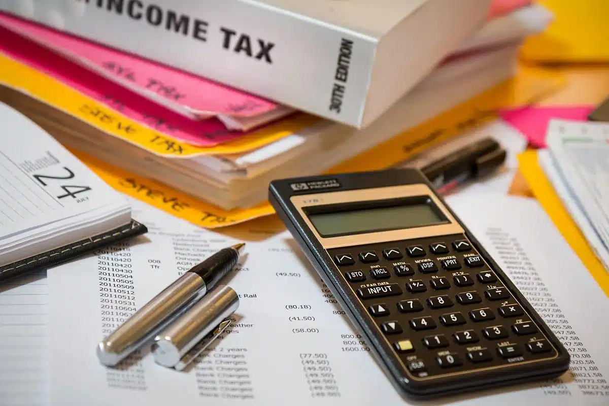 Documents fiscaux et contrats d'investissement disposés sur un bureau pour étude.
