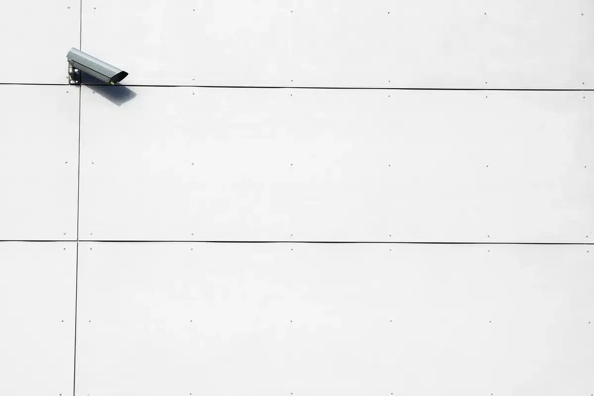 Formateur consultant devant un écran expliquant des principes d’IA