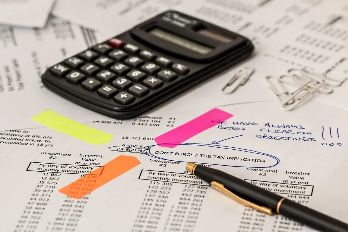 Papiers d'identité, bulletins de salaire et relevés alignés sur une table