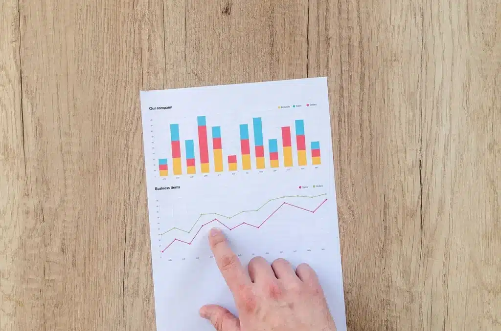 Table de réunion vide avec graphiques imprimés et tasses, ambiance de réflexion stratégique