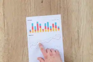 Table de réunion vide avec graphiques imprimés et tasses, ambiance de réflexion stratégique