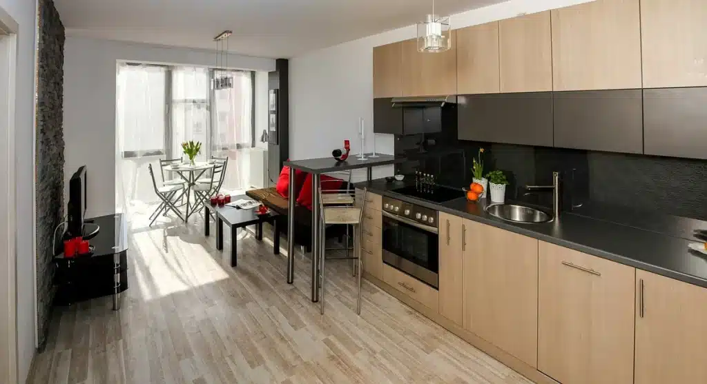 Intérieur d'un logement avec des plans de rénovation énergétique et des documents d'audit thermique sur un bureau