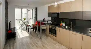 Intérieur d'un logement avec des plans de rénovation énergétique et des documents d'audit thermique sur un bureau