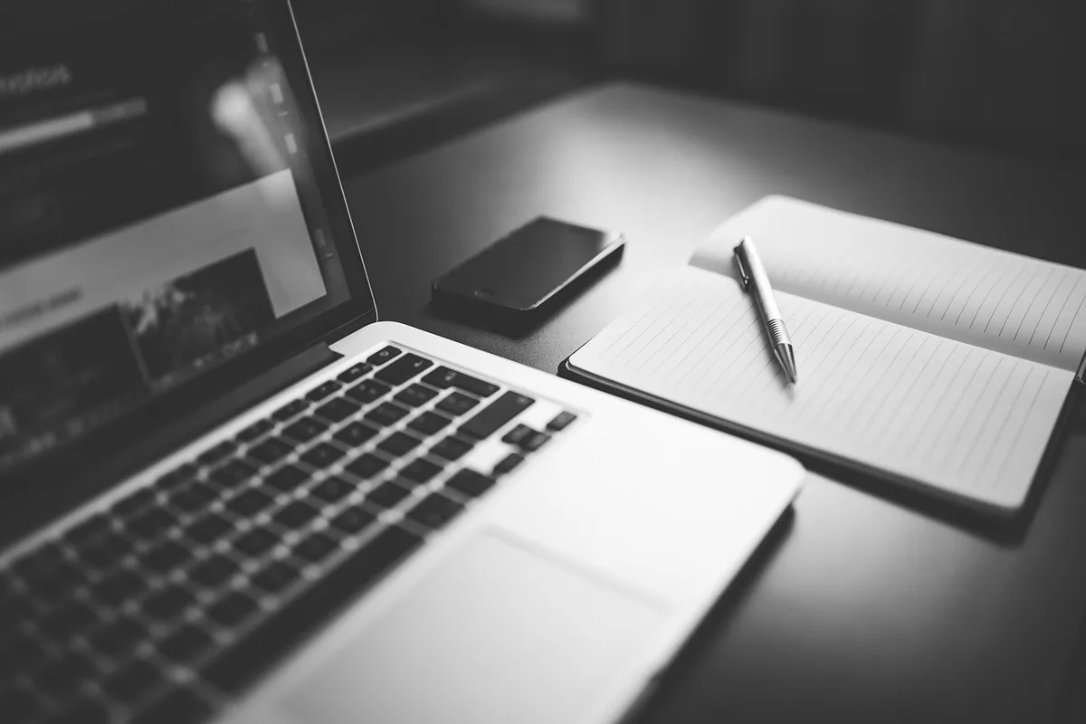Ordinateur portable avec écran de newsletter et carnet d'adresses