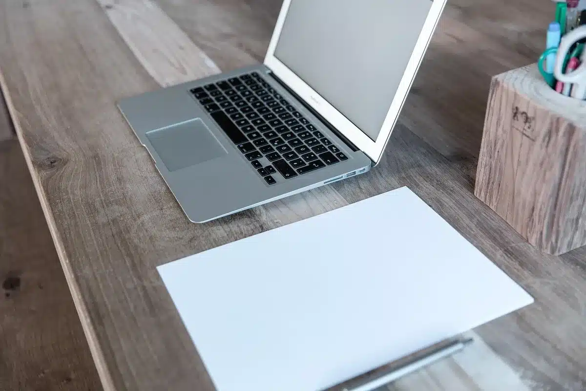 Personne écrivant une liste de tâches sur un carnet pour organiser la journée