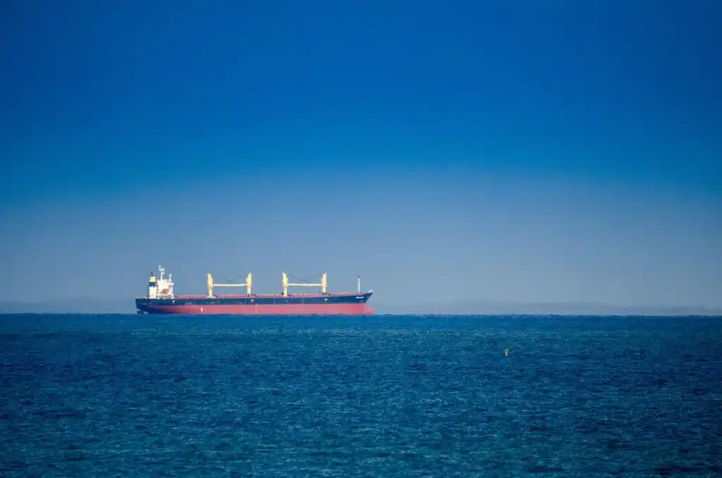 Pétrolier naviguant dans un détroit étroit, équipage vigilant aux commandes du navire