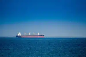 Pétrolier naviguant dans un détroit étroit, équipage vigilant aux commandes du navire