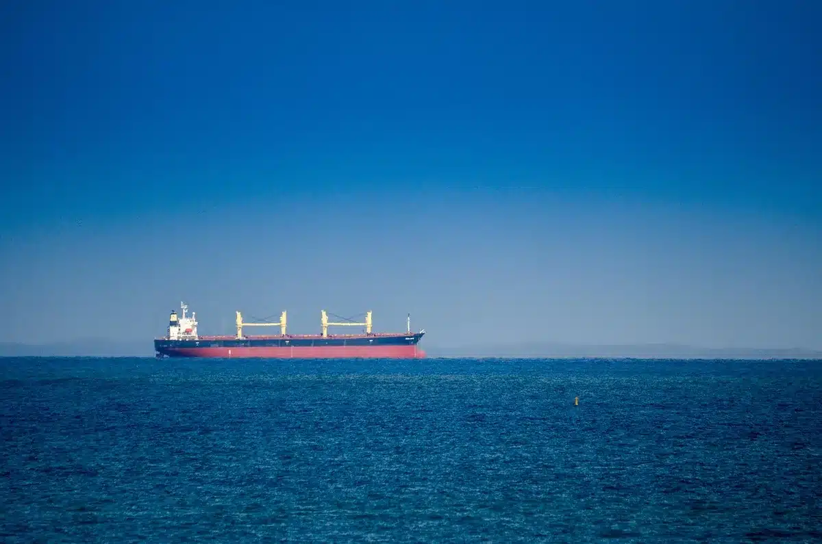 Pétrolier naviguant dans un détroit étroit, équipage vigilant aux commandes du navire