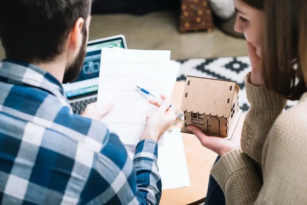 Conseiller en gestion de patrimoine et client en rendez-vous de défiscalisation