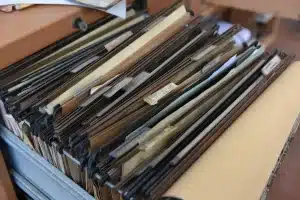 Documents fiscaux et calendrier sur un bureau, symbolisant l'urgence de la défiscalisation en fin d'année