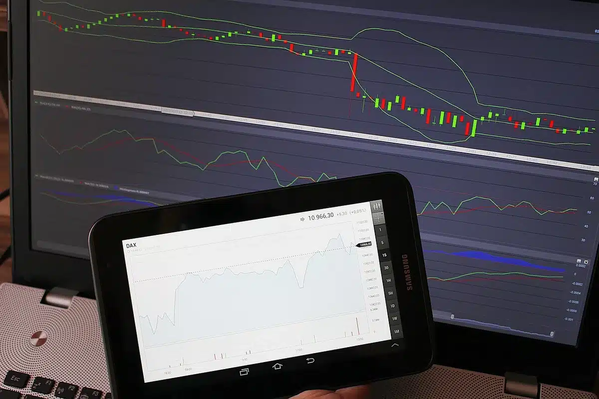 Écran de trading affichant des graphiques de prix de cryptomonnaies avec des données de marché en temps réel