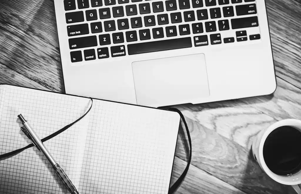 Bureau avec calendrier, notes écrites et stylo illustrant la planification d'objectifs