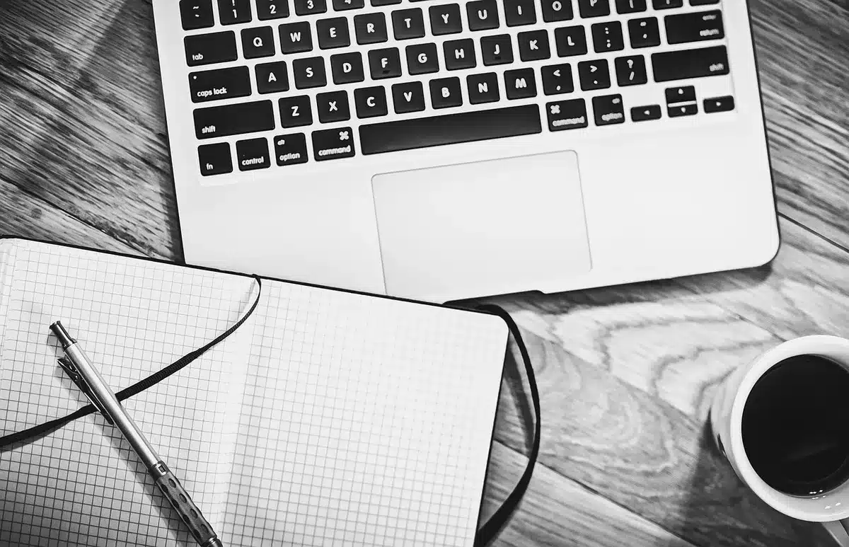 Bureau avec calendrier, notes écrites et stylo illustrant la planification d'objectifs