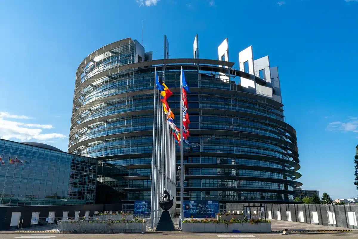 Salle d'audience européenne en plein jour avec dossiers sur une table