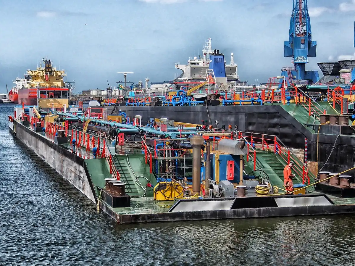 Navire de commerce dans un port en journée illustrant les échanges transatlantiques
