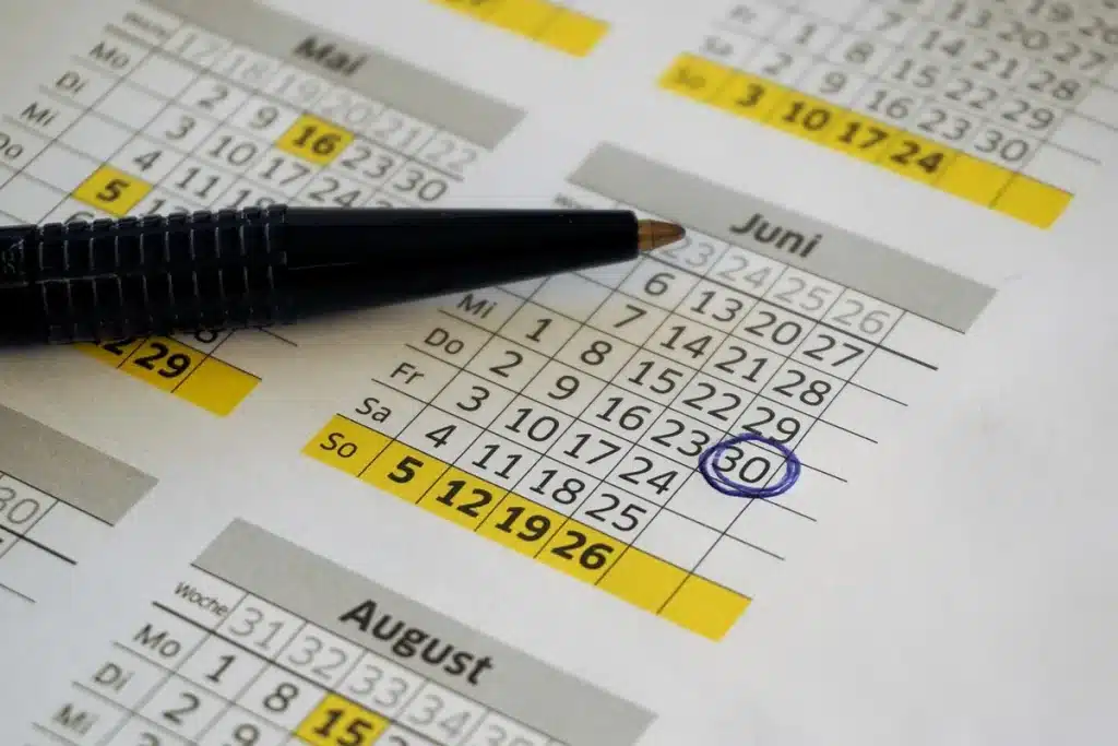 Calendrier marquant une échéance de 15 ans avec documents financiers et stylo sur un bureau