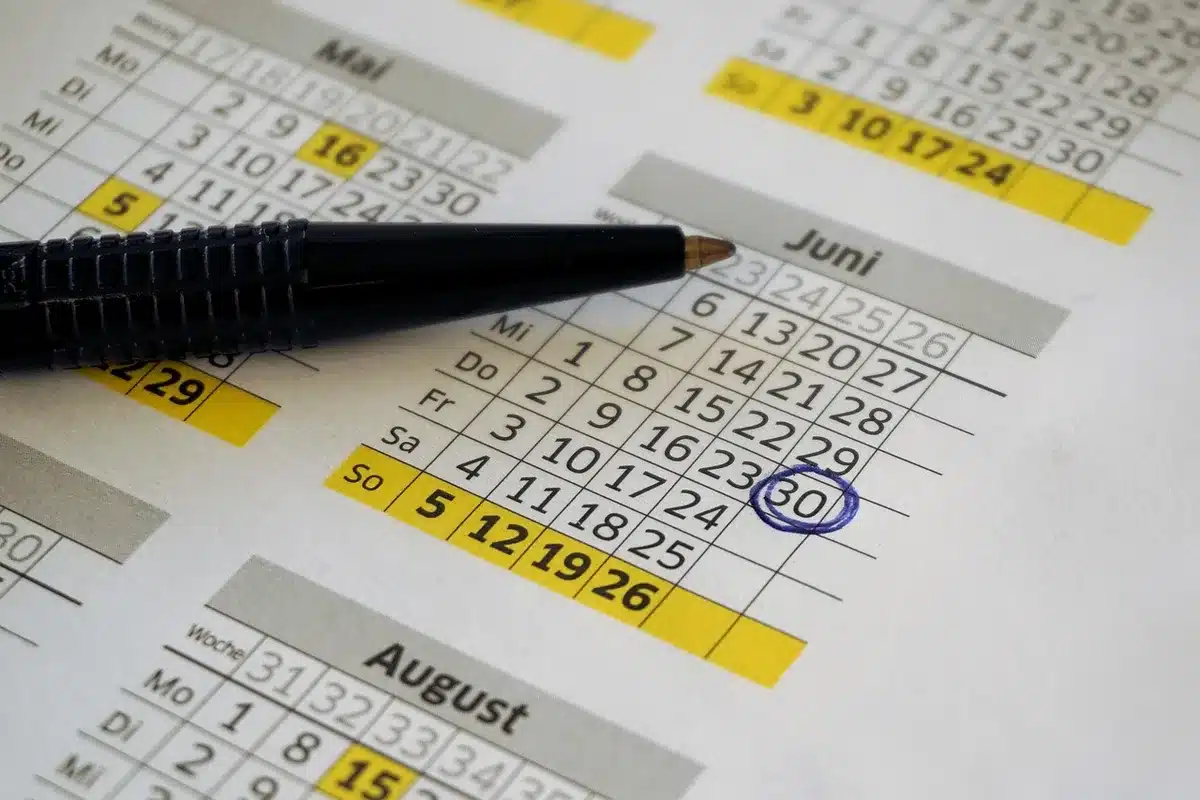 Calendrier marquant une échéance de 15 ans avec documents financiers et stylo sur un bureau