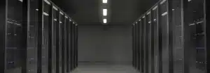 Centre de données sécurisé avec serveurs et écrans de trading affichant des flux de liquidité et des carnets d'ordres