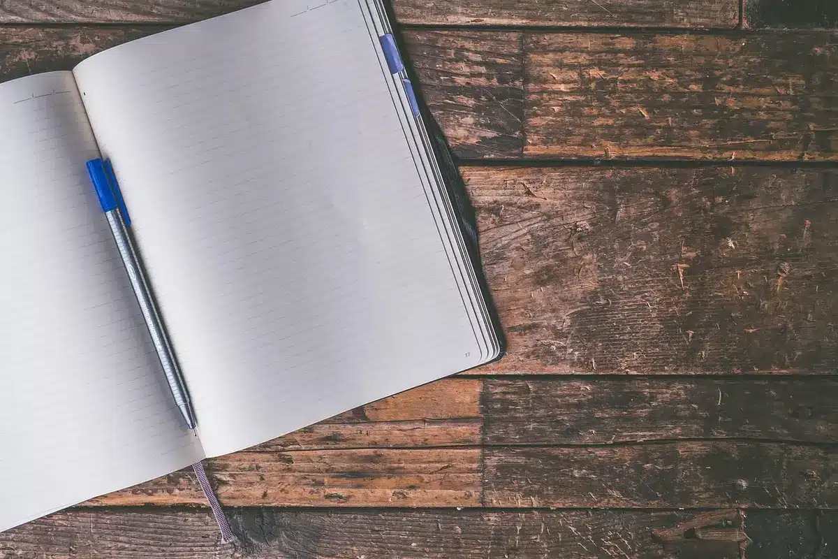 Main tenant un rapport de fonds responsable avec graphiques