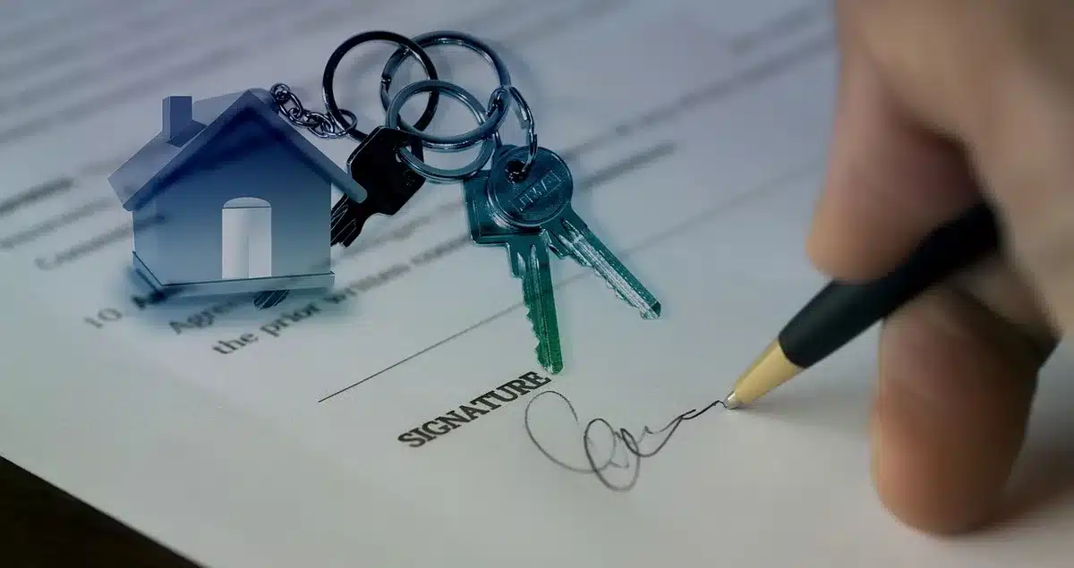 Consultation entre un client et un agent immobilier spécialisé dans le luxe