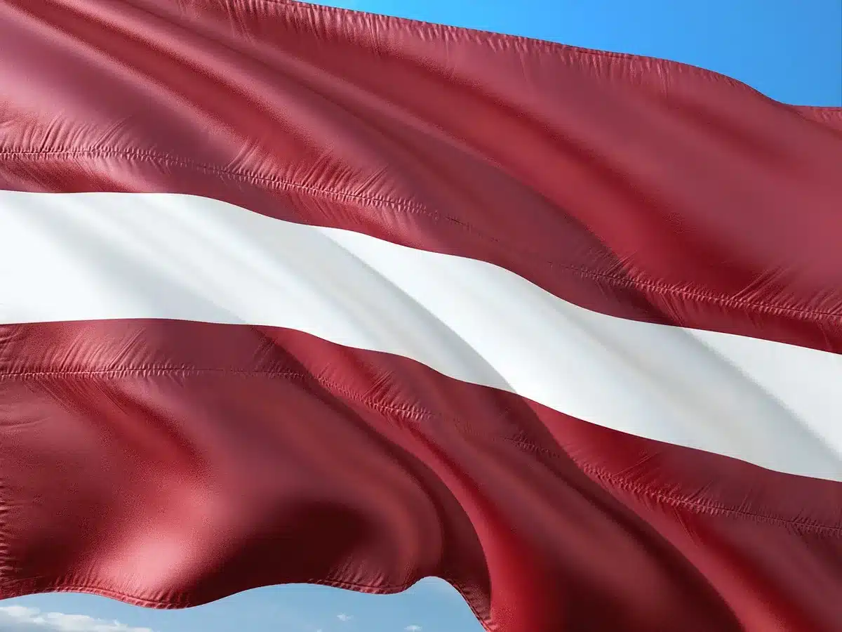 Divers drapeaux nationaux et billets symbolisant les primes versées aux médaillés
