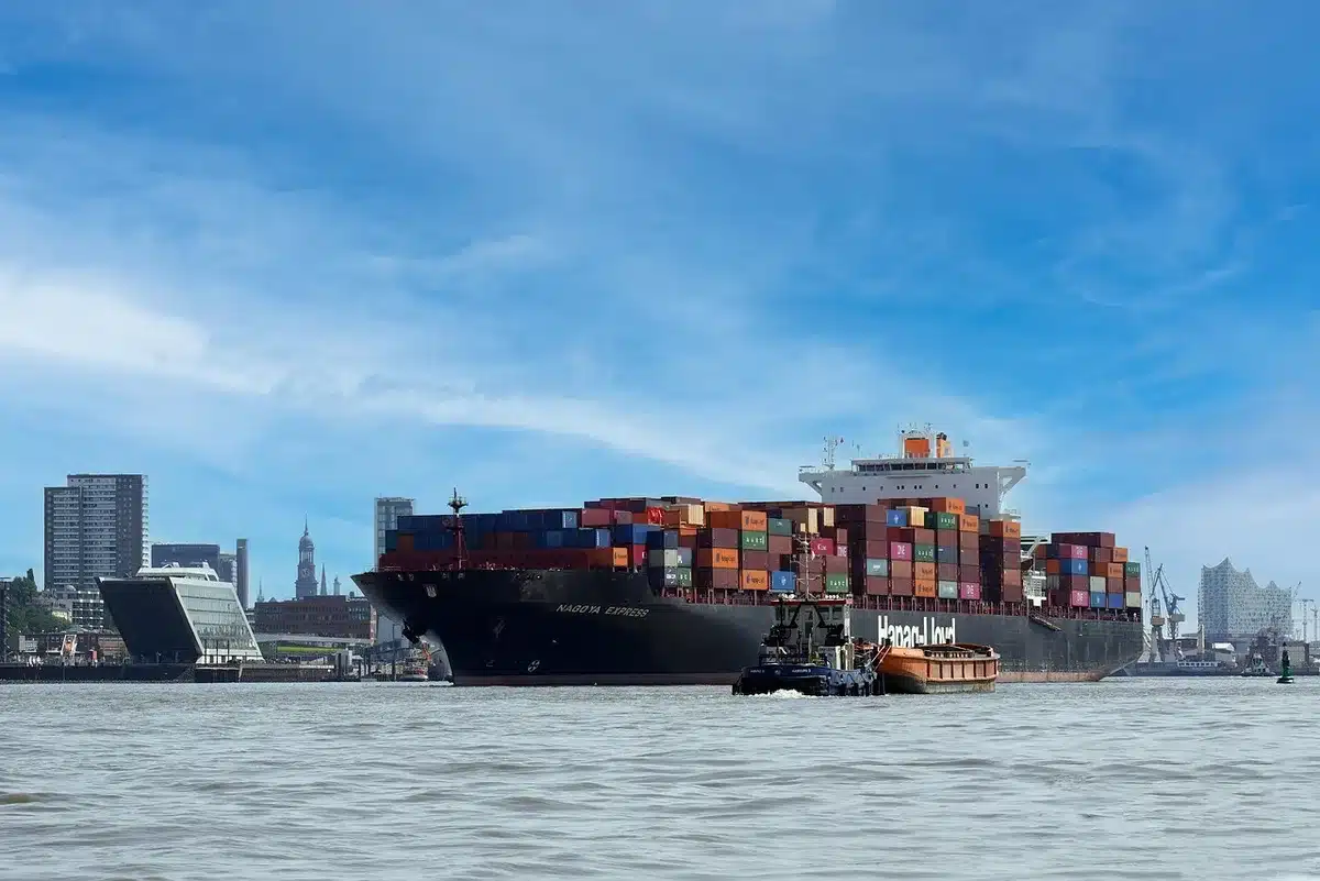 Conteneurs et navires dans un port illustrant le commerce international