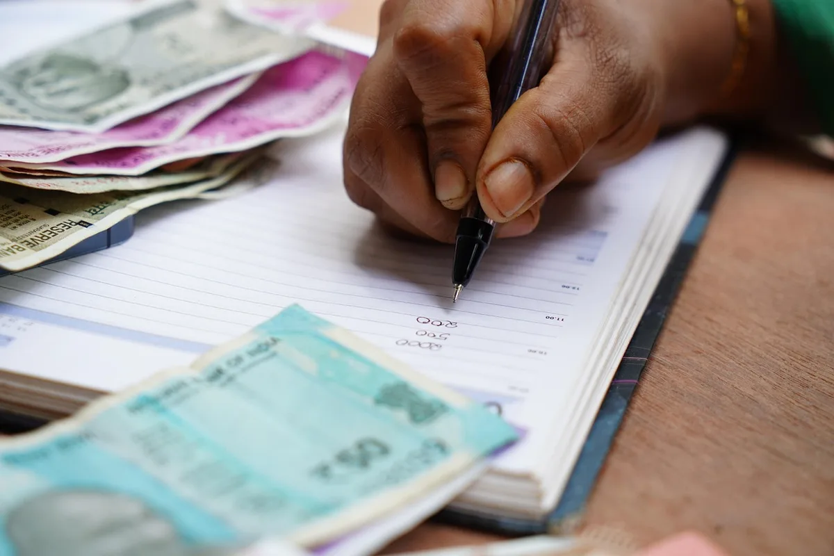 Documents financiers expliquant la dette privée posés sur une table
