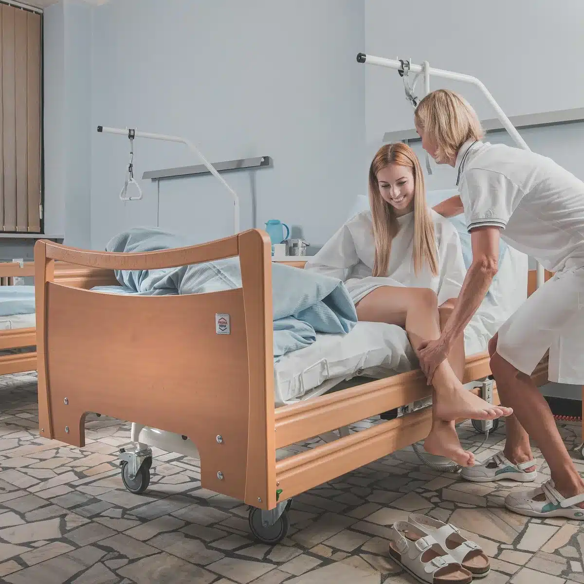 Chambre d'hôpital avec lit médical et équipements de soin