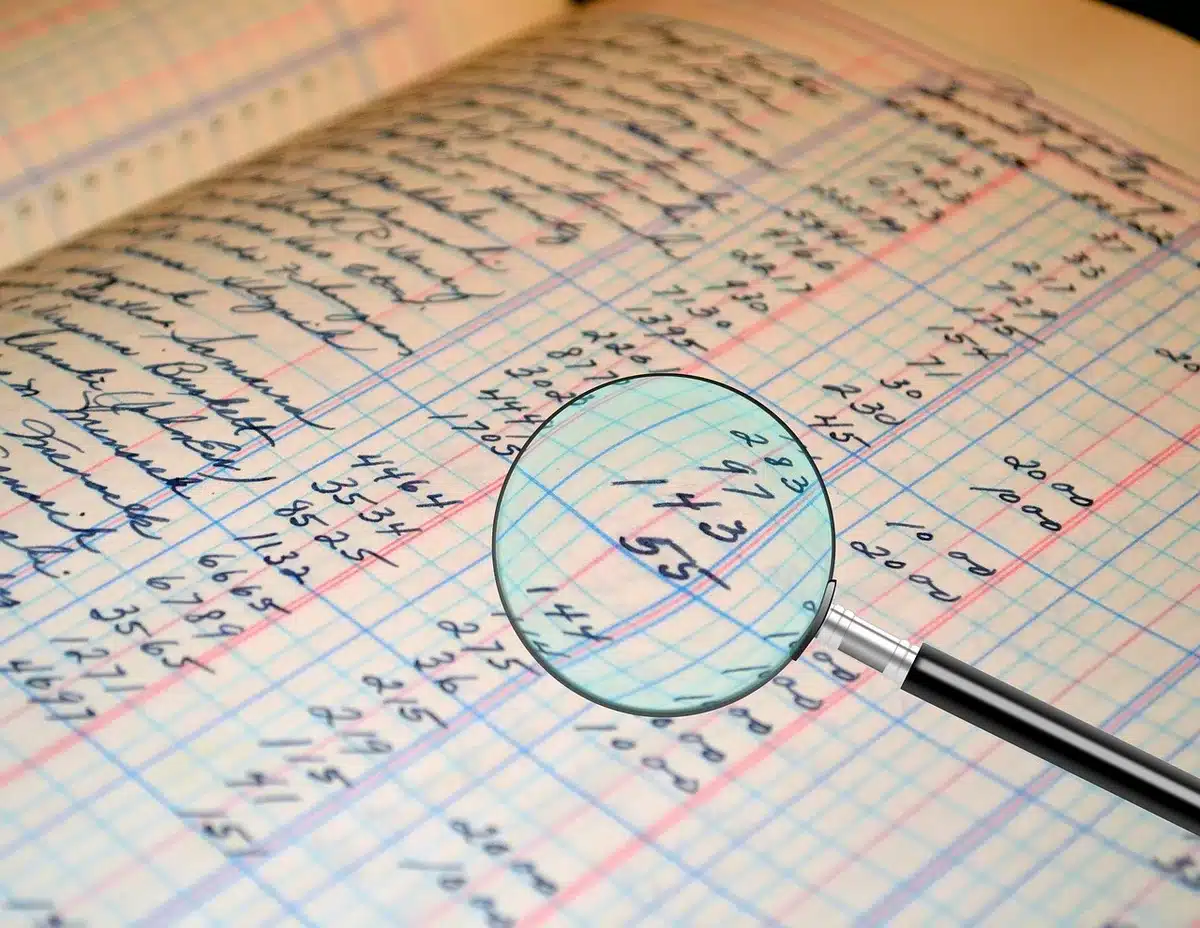 Documents et graphiques d'analyse du risque de crédit sur une table