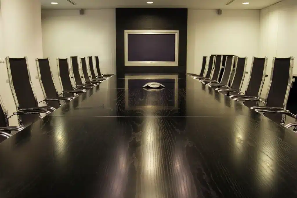 Table de réunion avec rapports financiers et calculatrice, lumière du jour