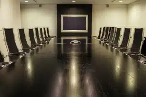 Table de réunion avec rapports financiers et calculatrice, lumière du jour