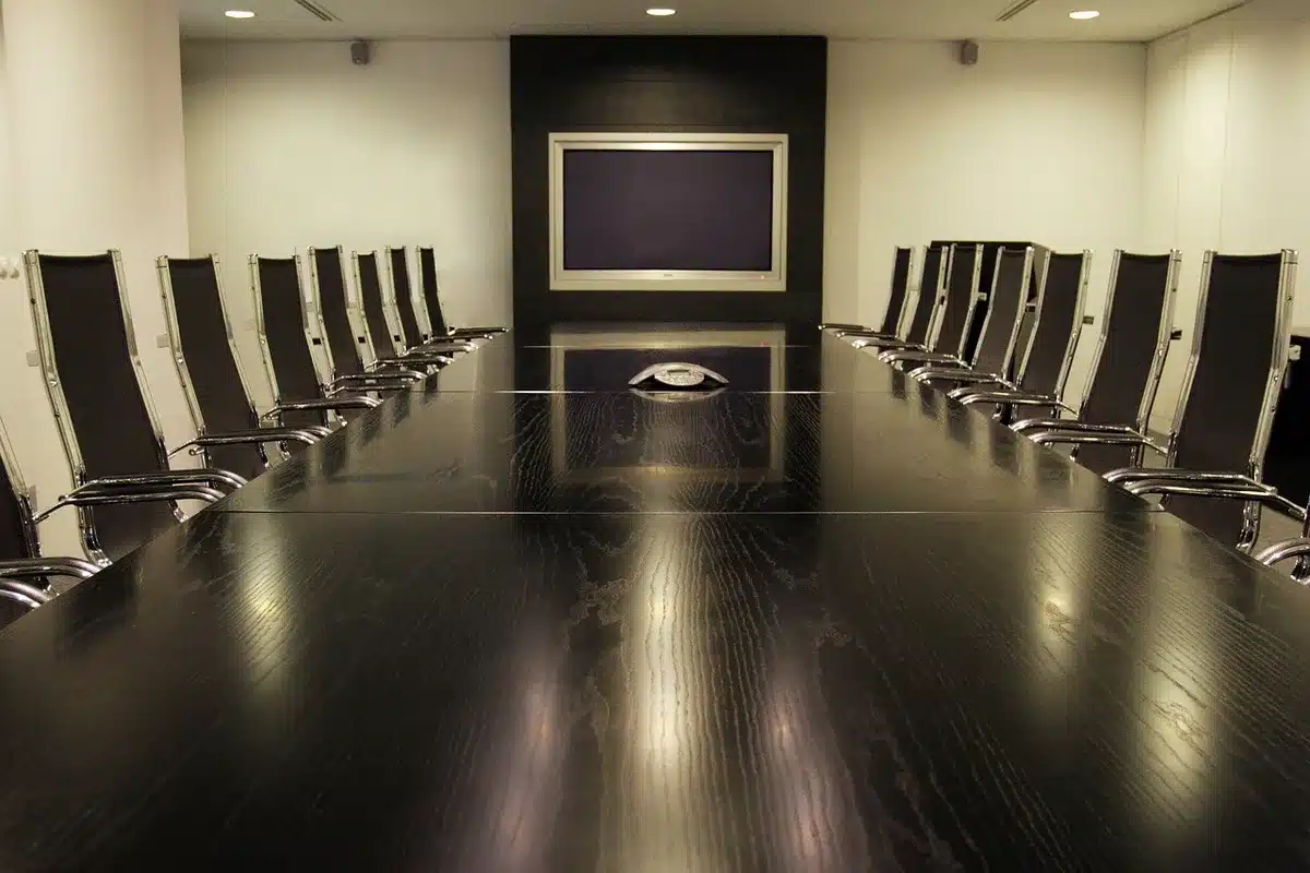 Table de réunion avec rapports financiers et calculatrice, lumière du jour