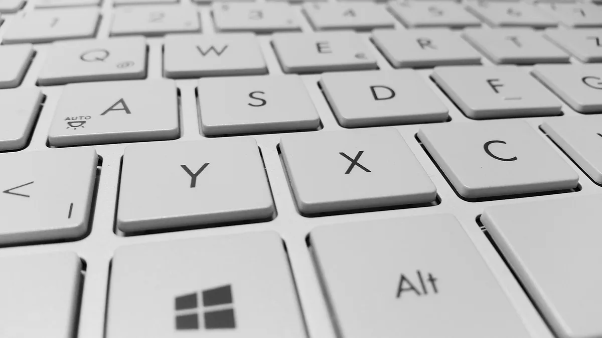 Gros plan sur un appareil de type hardware wallet posé sur un bureau lumineux