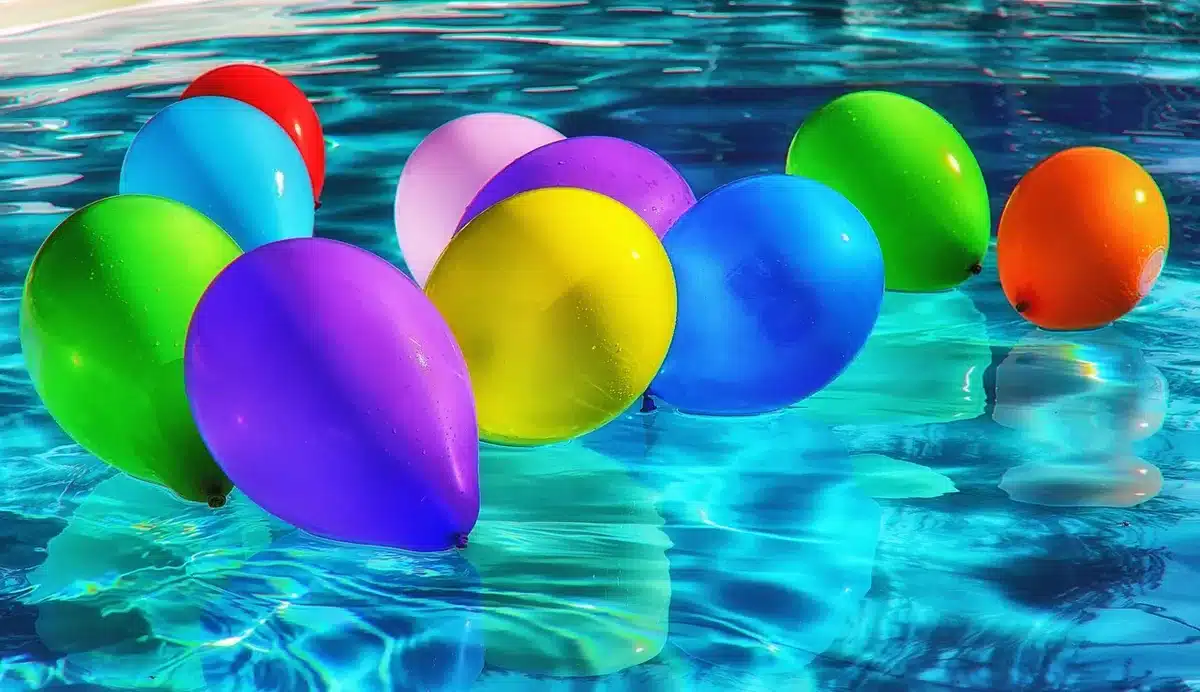 Travailleur consultant des devis et plans pour la construction d'une petite piscine