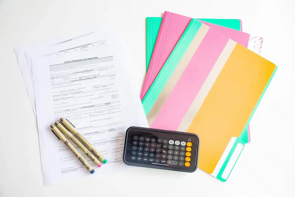 Bureau avec calculatrice et papiers de trésorerie montrant gestion des liquidités