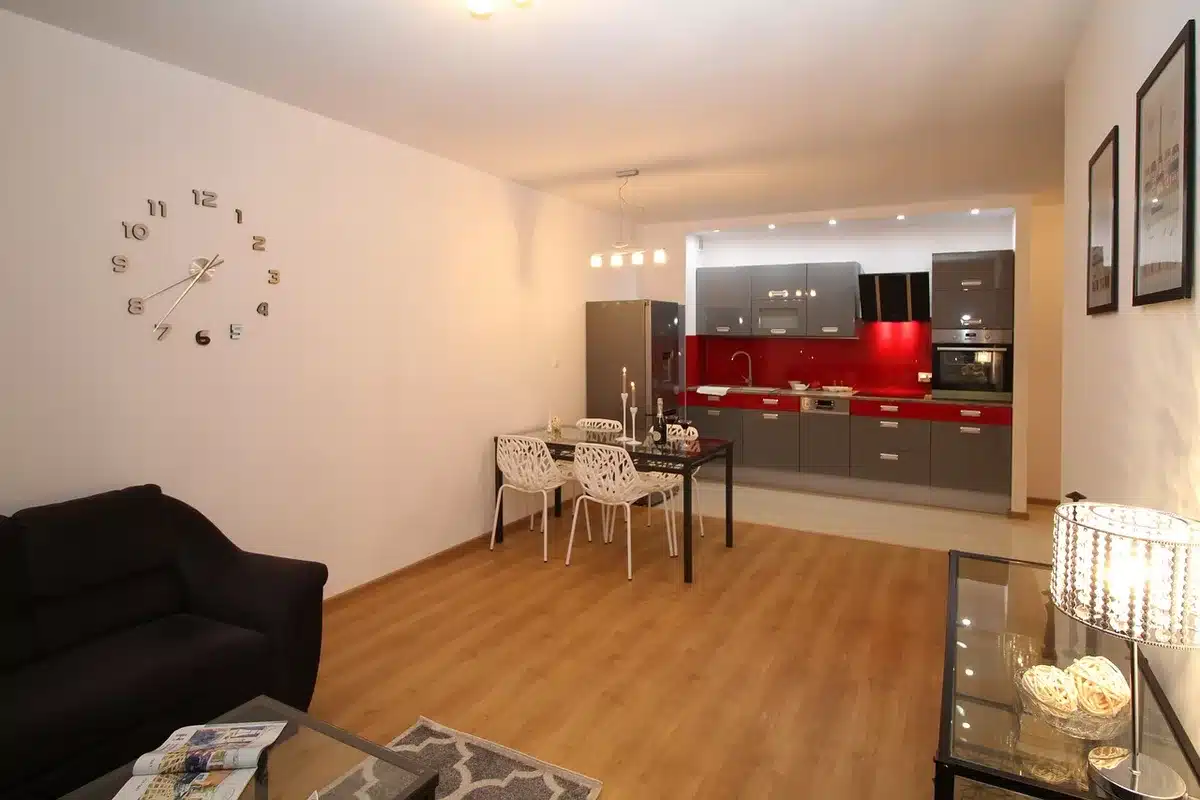 Appartement ancien avant rénovation avec ancien radiateur