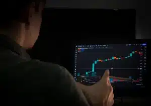 Représentation numérique de Bitcoin avec symboles de croissance financière et d'investissement