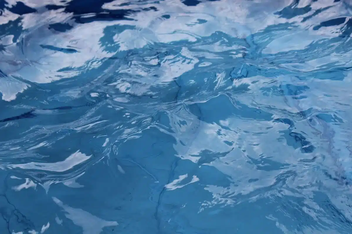 Contrôle technique d'une piscine avec check-list et outils d'entretien posés à côté