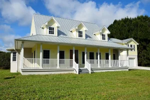 Documents d'investissement immobilier et portefeuille sur un bureau