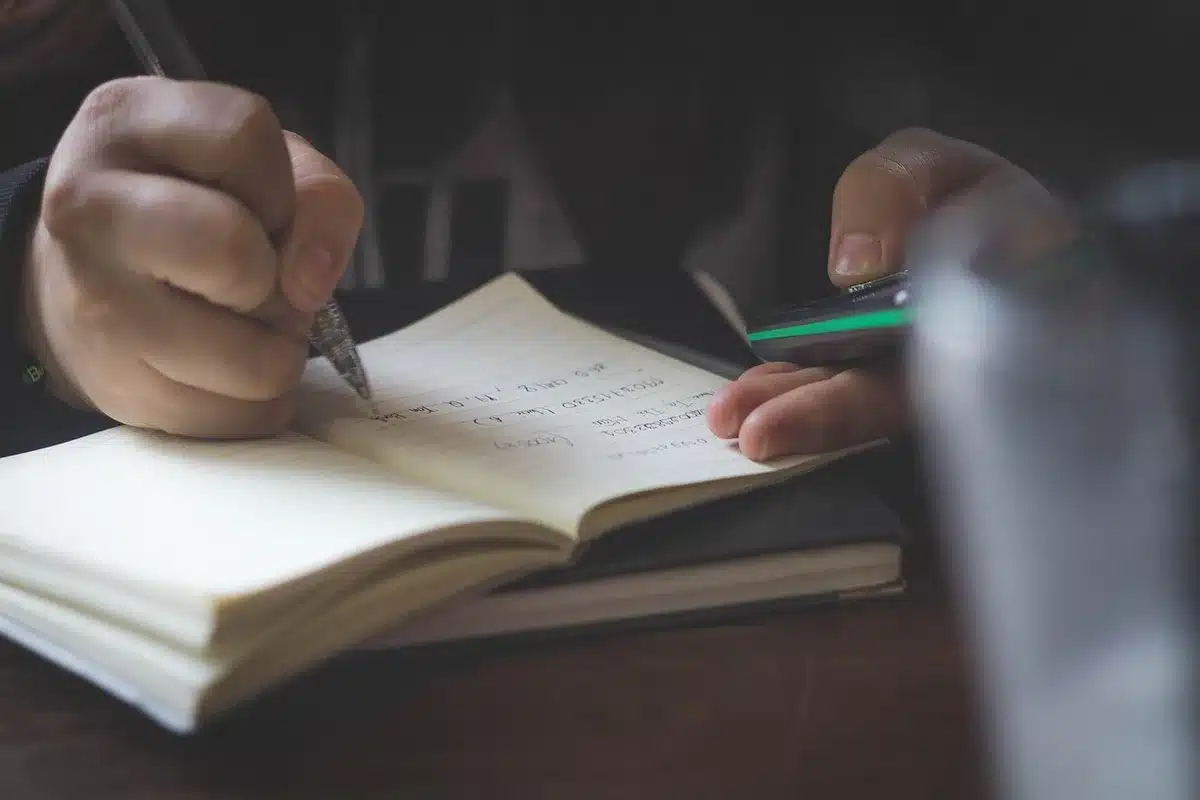 Groupe d'étudiants participant à une formation en économie et finances